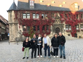 Hier vor dem Rathaus von Qedlinburg
(v.l. Micky, Giora Hirsch, Lior und die Fanilie Barak mit Izhak, Shoshana und Ziv)